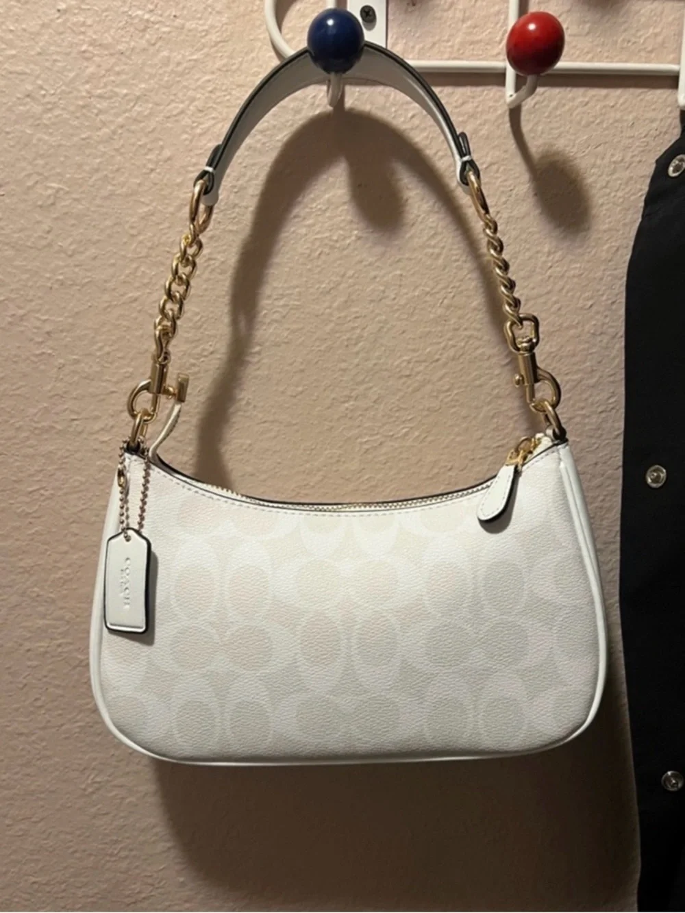 Coach White Signature Canvas Shoulder Bag with Gold Chain Strap - Picture 2 of 3
